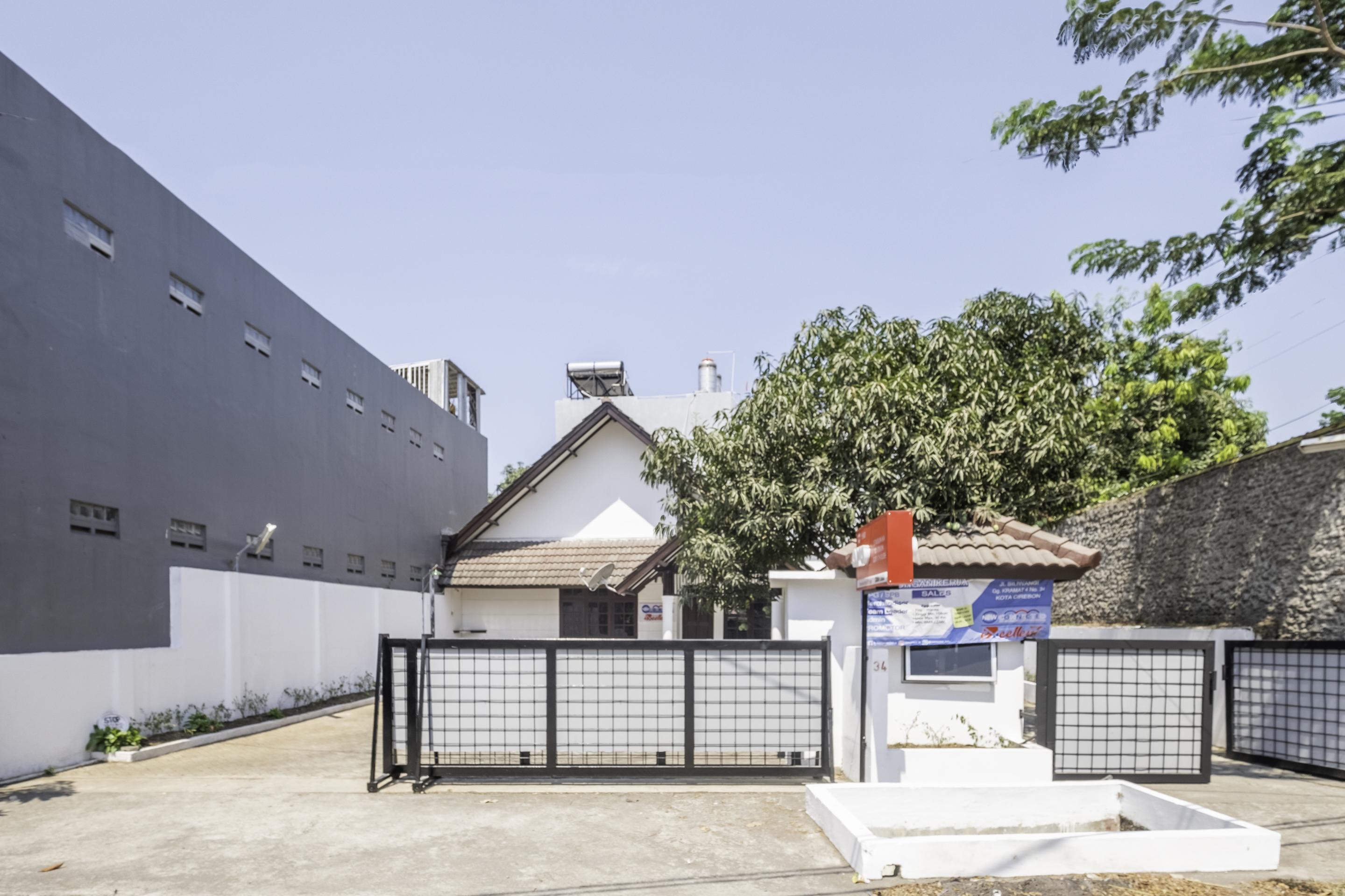 Super Oyo 1568 Stasiun Ka Cirebon Guest House Dış mekan fotoğraf