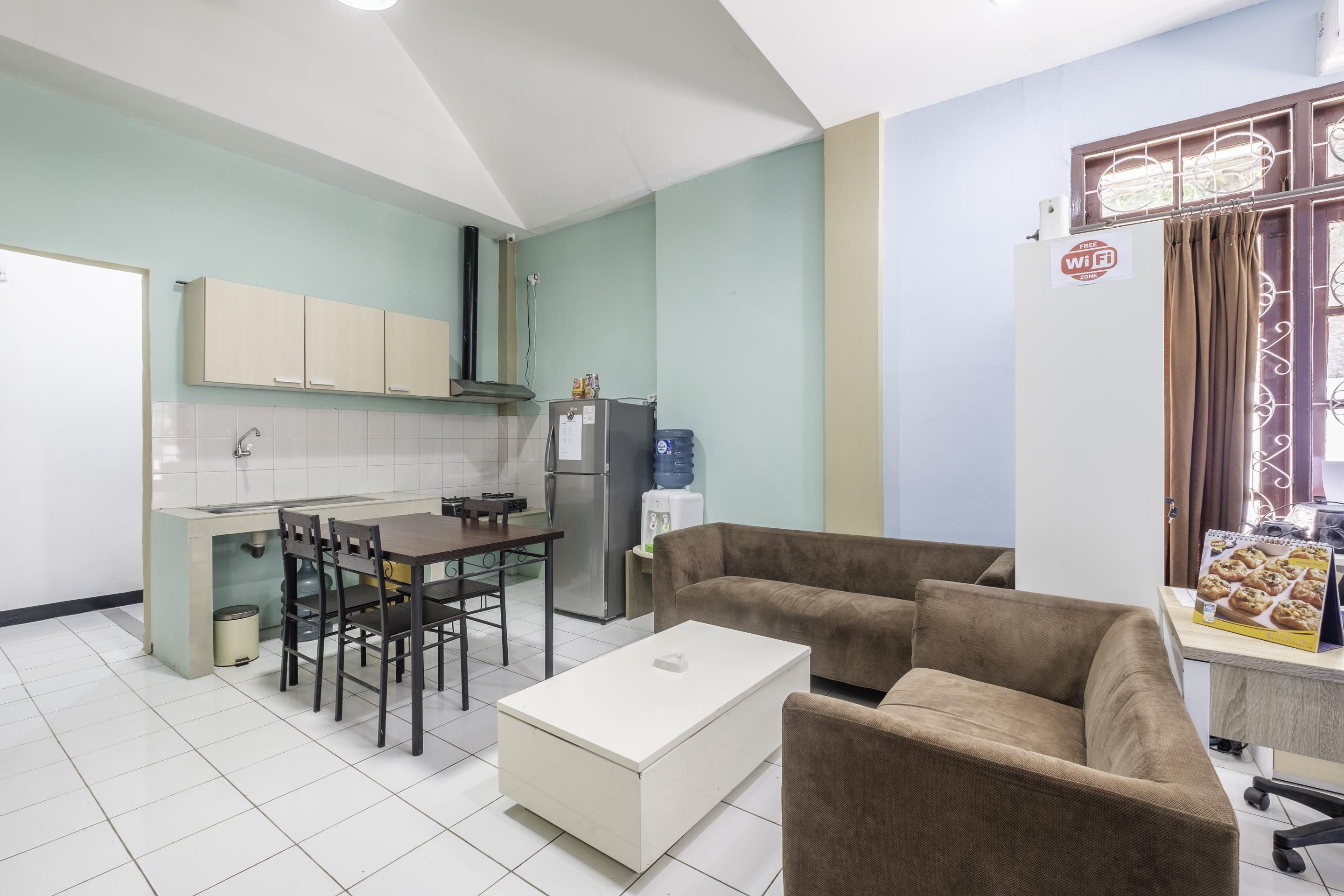 Super Oyo 1568 Stasiun Ka Cirebon Guest House Dış mekan fotoğraf