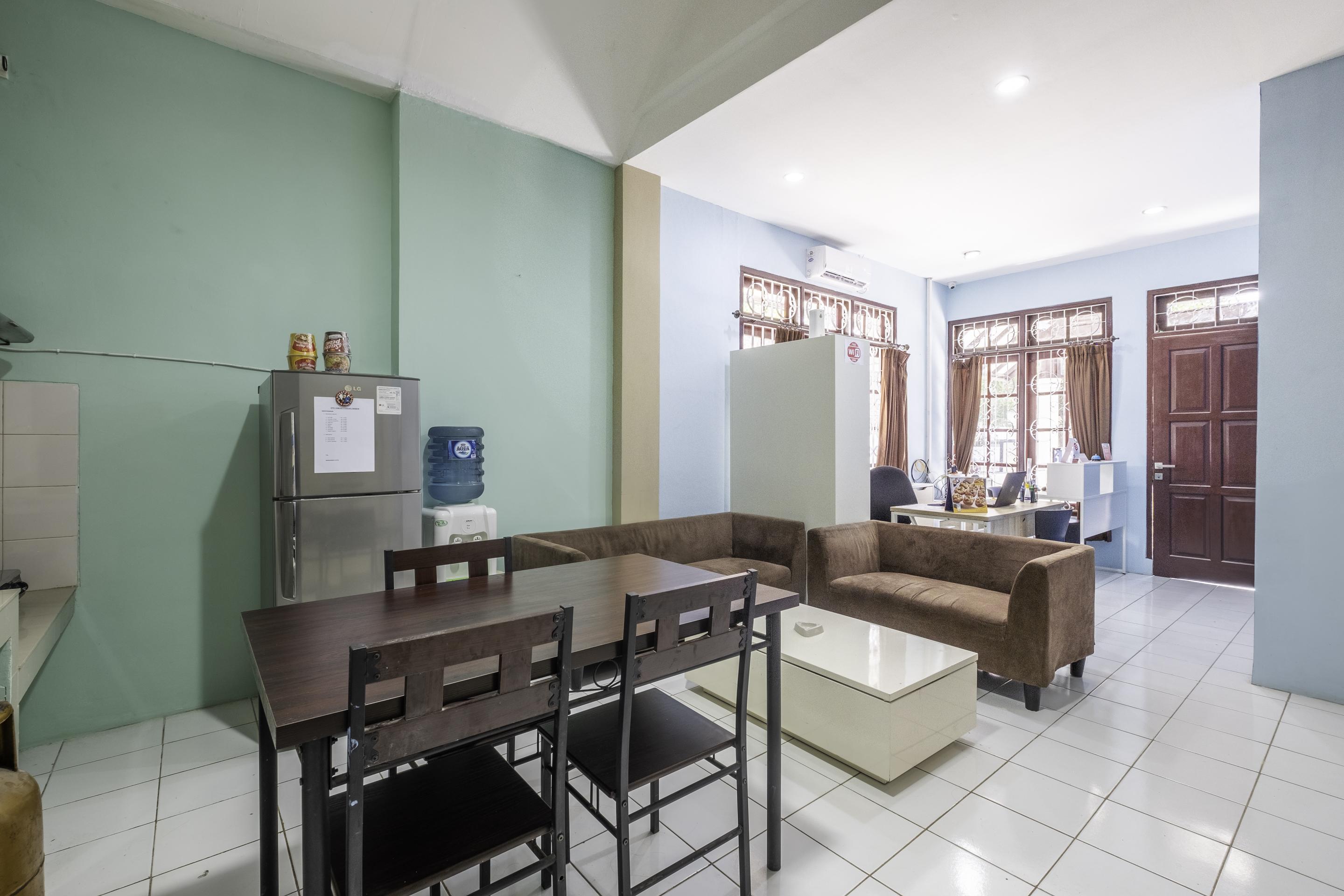 Super Oyo 1568 Stasiun Ka Cirebon Guest House Dış mekan fotoğraf